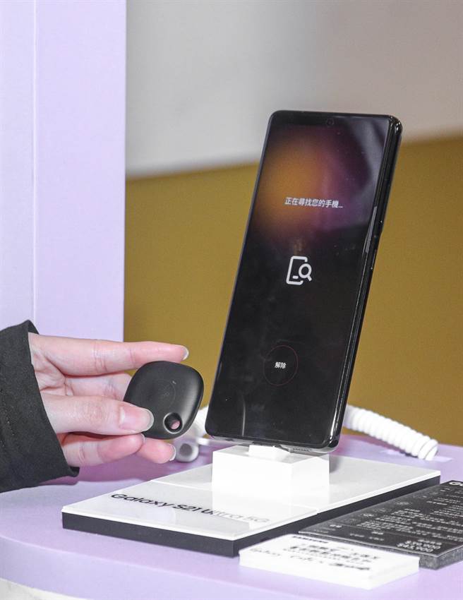 三星与温咖啡携手打造的Galaxy Cafe，还能体验Galaxy S21 5G旗舰系列的专业级相机功能，以及使用Galaxy SmartTag智慧蓝牙防丢器体验智慧带位服务等活动。（吴松翰摄）