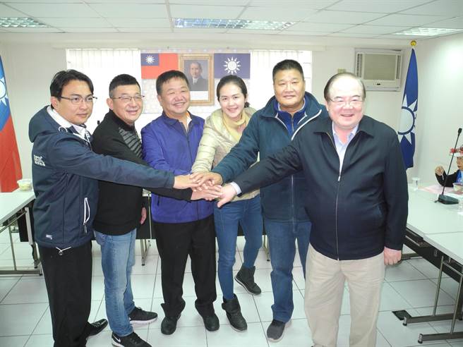 曾煥嘉（左一）。（黃福其攝）