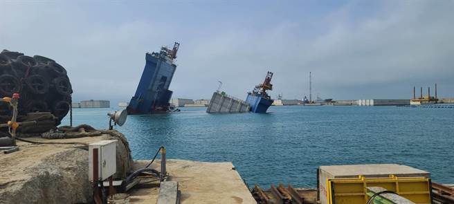 某工程公司26日下午1时许，于台北港外堤码头海域实施沉箱工程时，船舱底部不明原因进水，船体倾斜。（戴上容翻摄）