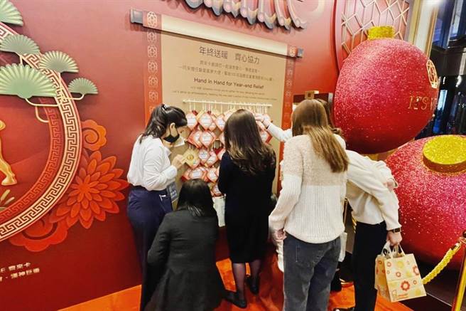 国扬集团寒冬送暖，100多张心愿卡被爱心民眾认领一空。（汉来饭店提供）