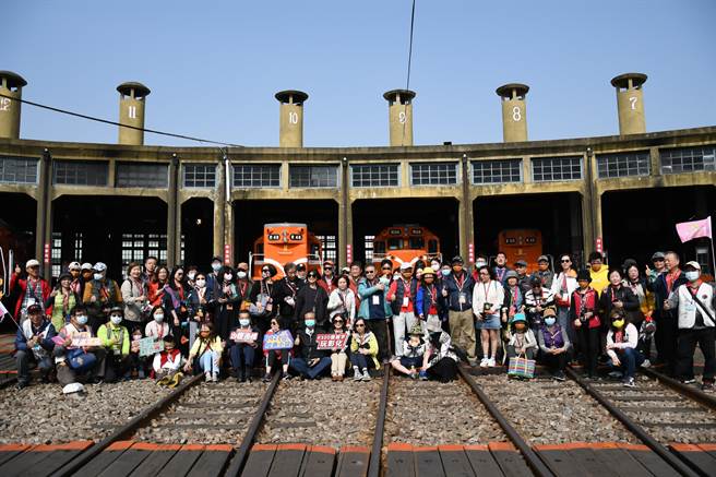 台铁新开发去年底才推出的顶级观光列车-鸣日号，27日载送近百名游彰化扇型车库。（吴敏菁摄）