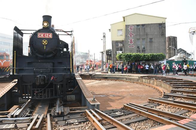 台铁新开发去年底才推出的顶级观光列车-鸣日号，27日载送近百名游彰化扇型车库。（吴敏菁摄）