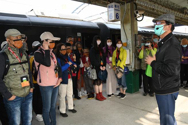 台铁新开发去年底才推出的顶级观光列车-鸣日号，27日载送近百名游彰化扇型车库，市长林世贤迎接，引领才完工启用的「散步扇库廊道」，漫步到即将落成的「户羽机关车（火车头之意）园区」参观。（吴敏菁摄）