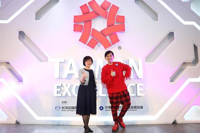 （外贸协会秘书长林芳苗及台湾精品推广大使黄子佼，邀请民眾参观体验台湾精品馆。图／贸协提供）