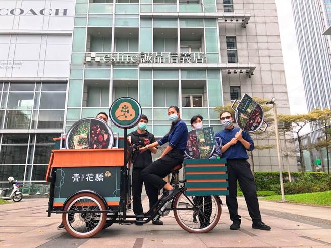 王品启动库藏股留人手段。图为青花骄员工骑着「傲骄号」到台北各大景点宣传新店开幕。（资料照）