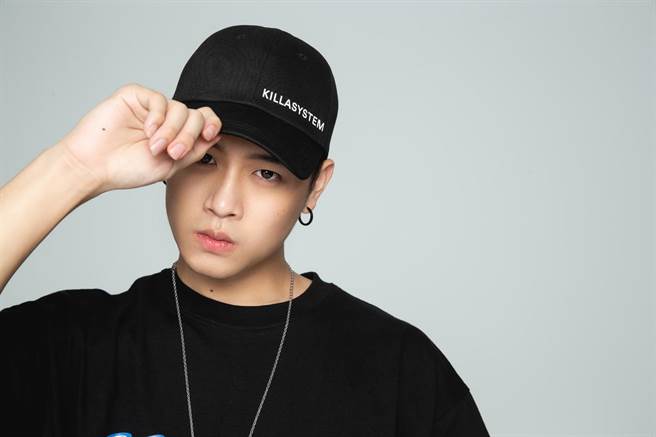 金钟导演萧力修力邀高尔宣为电影《复身犯》量身打造主题曲，首次为电影制作主题曲的高尔宣，不负使命10天完成作词作曲编曲录制。（陶山音乐提供）