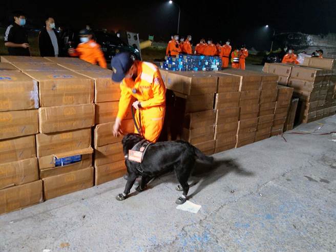 海巡人员26日在屏东盐埔渔港查获吉隆发等2艘渔船涉嫌走私菸品，查获近7万多包私菸，市价500多万元。（翻摄画面／潘建志屏东传真）