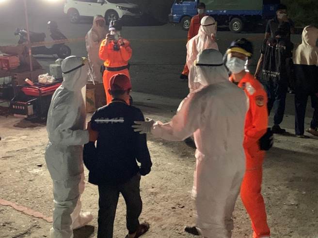 海巡人员26日在屏东盐埔渔港查获吉隆发等2艘渔船涉嫌走私菸品，查获近7万多包私菸，市价500多万元。（翻摄画面／潘建志屏东传真）