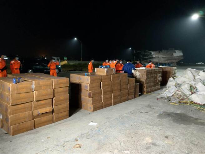 海巡人员26日在屏东盐埔渔港查获吉隆发等2艘渔船涉嫌走私菸品，查获近7万多包私菸，市价500多万元。（翻摄画面／潘建志屏东传真）