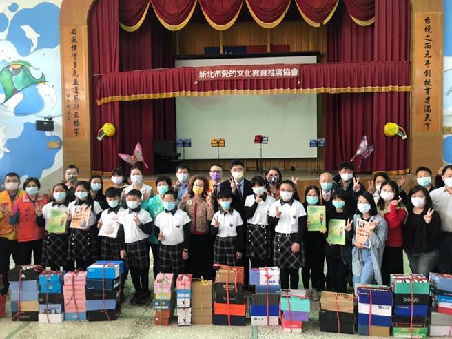 新北社团赠爱心鞋盒，云林县台西乡700余名学童提前收到新春礼。（连佩伶提供／张朝欣云林传真）