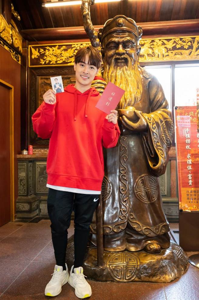 朱宇谋向财神爷求发财金。（史坦利国际传媒提供）