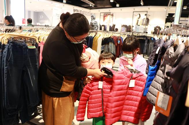 品牌服饰封馆助公益，云林县家扶亲子添新衣。（云林家扶提供／张朝欣云林传真）
