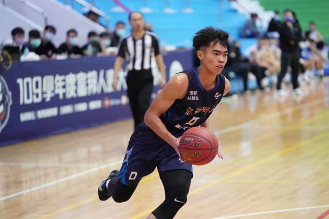 高师大一菜鸟魏莨哲场上、场下表现优秀，获得教练徐耀辉称讚。（大专体总提供）