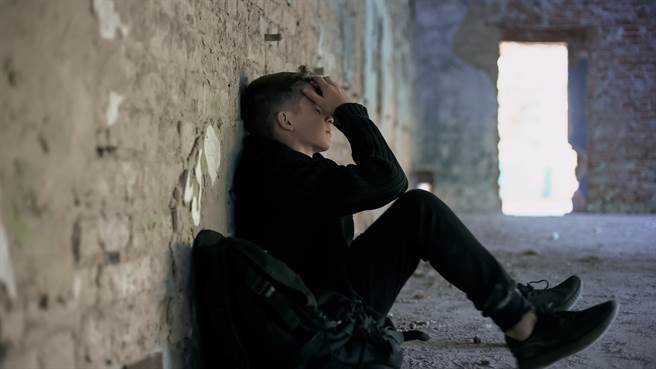 11岁少年翘家管不动 单亲妈拉他找警察安置 5年后遭儿告遗弃（示意图／达志影像）