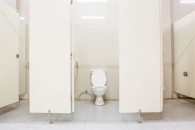 速食店廁所見嫩妹 男全身脫光噁用金手指硬上(示意圖/達志影像)