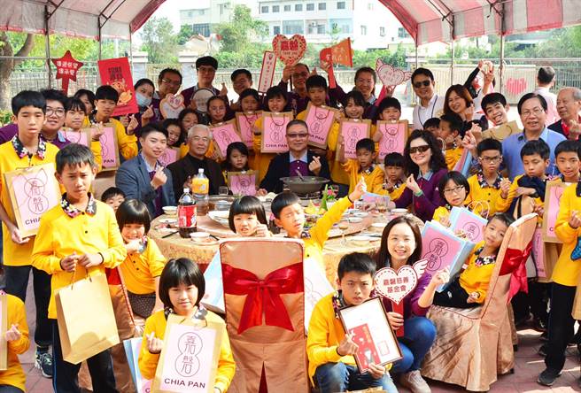 嘉磐建筑团队嘉磐慈善基金会27日携手台中西北扶轮社，与育幼院孩子们围炉。（卢金足摄）