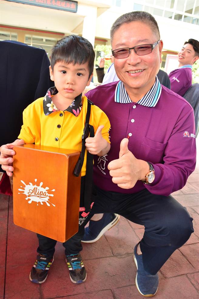 嘉磐慈善基金会董事长魏嘉铭说，行善如一滴水，积少成多，便能让爱永不乾涸，当孩子的家人。（卢金足摄）