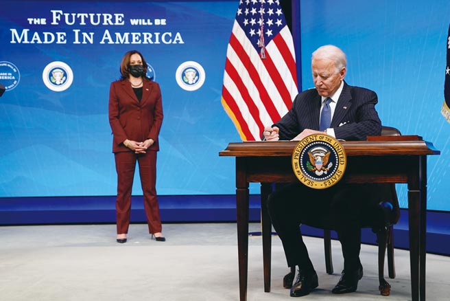 美國新總統拜登（圖右）延續前總統川普路線，於25日正式簽署「買美國貨」行政命令。圖左為美國副總統賀錦麗。圖／美聯社