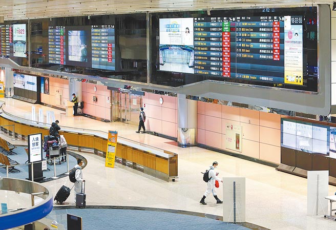 2020年来台国际旅客数大减88％，今年疫情仍无法乐观；加码250亿航空纾困贷款，最快月底到位。图／陈麒全