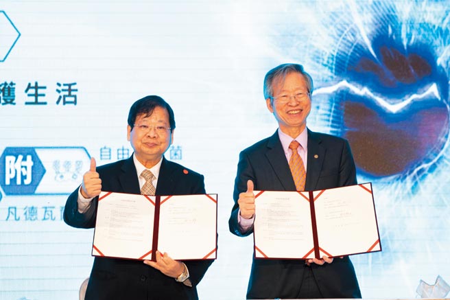 万泰与华兴医材签约仪式，万泰集团董事长张铭烈（左）、华兴医材集团董事长张永柱（右）。图／万泰提供