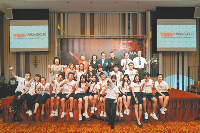 葳格以英语带领孩子体验多元文化，并由学生自办的TEDx，展现带着走的能力。图／业者提供