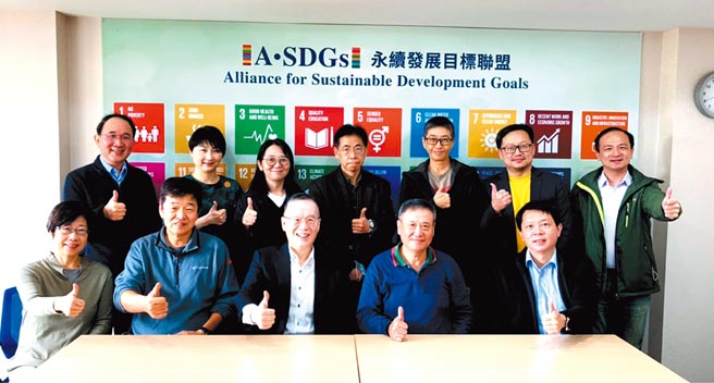 台湾永续能源研究基金会董事长简又新（前排左三）、影想文化艺术基金会执行长李岗（前排右二）和专业评审共同强调，透过微电影可以提升企业与利害关系人彼此间的互动与沟通。图／业者提供