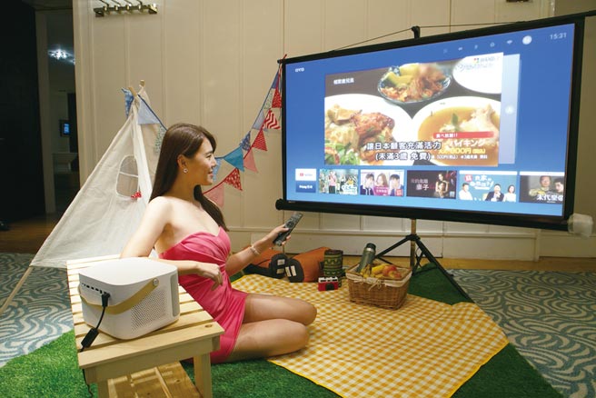 过年返乡、出游露营，一台OVO K1「无框电视」智慧投影机，满足追剧、看电视、K歌、玩游戏需求，到哪里都可享受百吋剧院的影音体验。图／OVO提供