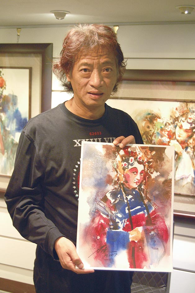 艺术家彭自强与其水彩作品合影。图／上古艺术提供