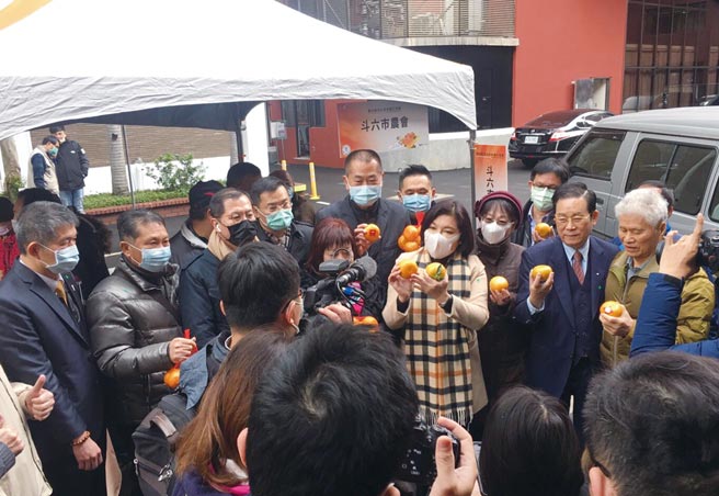 云林同乡总会创会总会长谭量吉（右二）协同县长张丽善（右四）支持云林农民，大力推广茂谷柑并认购500箱。图／云林同乡文教基金会提供