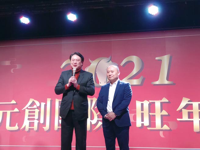 基隆市長林右昌（左）致詞時，盛讚元創國際董事長朱炫吉（右）帶領團隊屢創造佳績，堪稱台灣之光。圖／業者提供