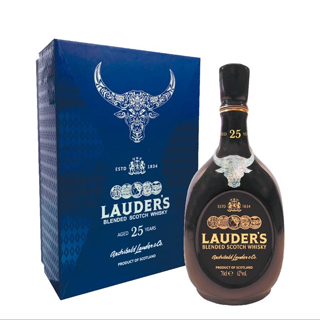 橡木桶洋酒牛年精選的「勞德25年牛轉乾坤禮盒」，建議售價：3,080元。圖／業者提供