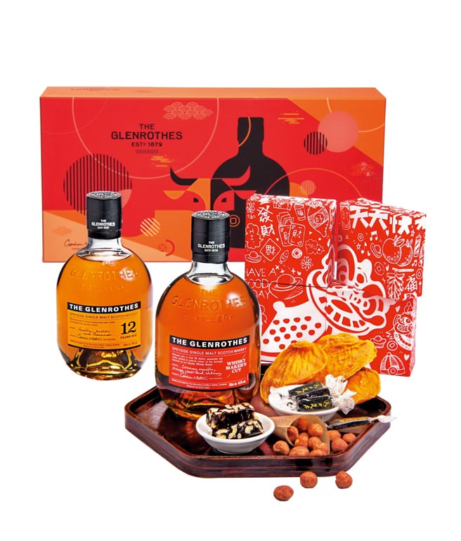 格兰路思携手在地老字号十翼馔打造的新春瑞献礼盒内含两款格兰路思经典珍酿，以及十翼馔最受欢迎的四款吉祥甜点。图／业者提供