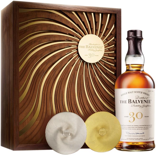 承襲百富12年雙桶禮盒「聚而成圓」的設計概念，匯聚圓滿、輝映光芒，由首席調酒師大衛史都華精選陳放30年以上的木桶融合而成的「百富30年單一麥芽威士忌新年限量禮盒」，限量65組，只於格蘭父子全台私藏酒窖門市銷售，建議售價：38,888元。圖／業者提供