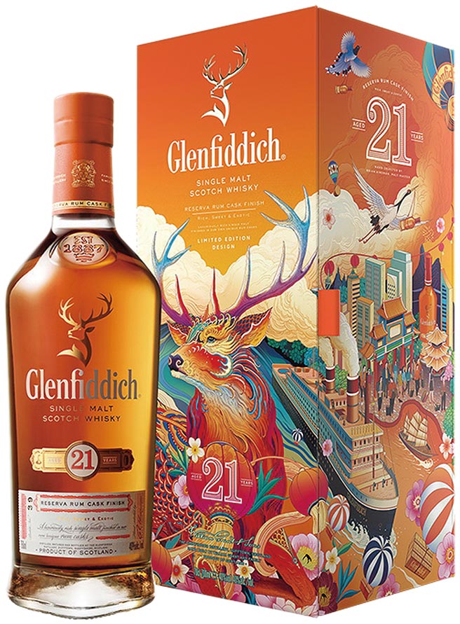 「格兰菲迪Glenfiddich 21年单一麦芽威士忌」以「福鹿」象徵福禄祝福的新年限量礼盒，建议售价：4,500元。图／业者提供