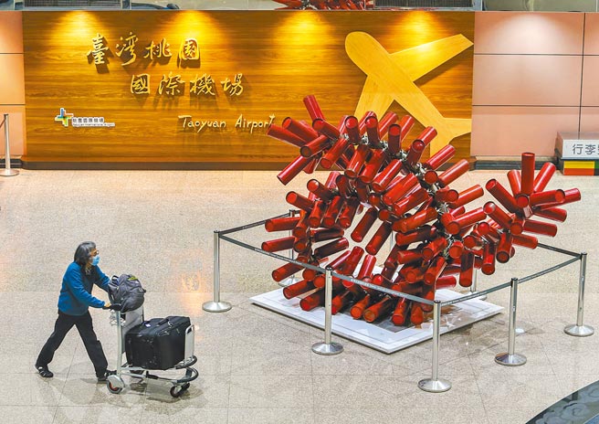 迎接农历年节，桃园机场第二航厦入境大厅中特别设立年味艺术装置，但受疫情影响，不见往年来台过年的人潮，更显冷清。（陈麒全摄）