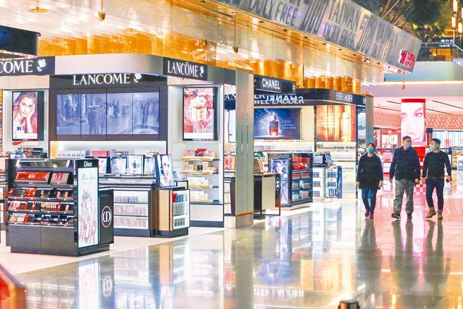 来台观光、出国游玩的旅客都因疫情影响大减，桃机出境大厅免税店区空荡荡，只有小猫两三只。（陈麒全摄）