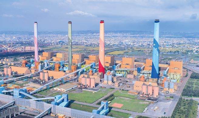 学者指出，现在供电已紧绷，核电2025年除役后，中火地位更形重要，所以政府不敢答应燃煤机组提早除役。图为台中火力发电厂。（台中市政府提供）