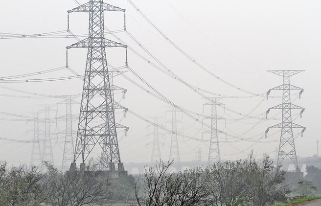 中市府昨表示，中火新增2部燃氣機組最快2024、2025年商轉，舊1、2號燃煤機組卻要2029年除役，台中不能再等，要求今年就除役2部燃煤機組。圖為往年彰化縣、台中市交界處，電塔群籠罩在一片灰濛濛中。（本報資料照片）