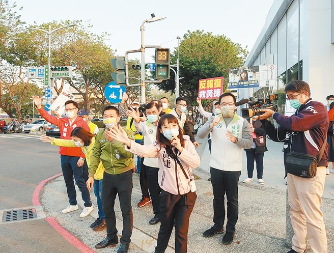 民进党高雄凤山选区立委许智杰（前左）及市议员陈致中（前右二）、林智鸿（红衣者）等，26日合体无党籍高雄市议员黄捷（前左二）在路口宣传「反报復救黄捷」行动，盼市民投「不同意」罢免票。（中央社）