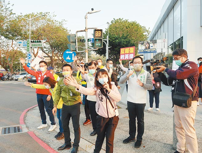 民进党高雄凤山选区立委许智杰（前左）及市议员陈致中（前右二）、林智鸿（红衣者）等，26日合体无党籍高雄市议员黄捷（前左二）在路口宣传「反报復救黄捷」行动，盼市民投「不同意」罢免票。（中央社）