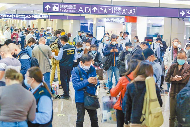 为了来得及跟家人团圆吃年夜饭，今明两天是民眾返台高峰期，许多台商与旅外国人赶在检疫大限日前返台。（陈麒全摄）