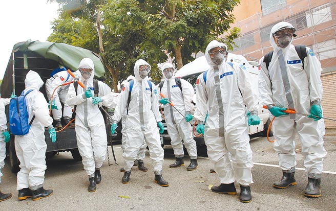 部立桃园医院连续两天无新增病例，但陆军化学兵26日仍前往八德区大湳市场，支援周边环境消毒任务。（范扬光摄）