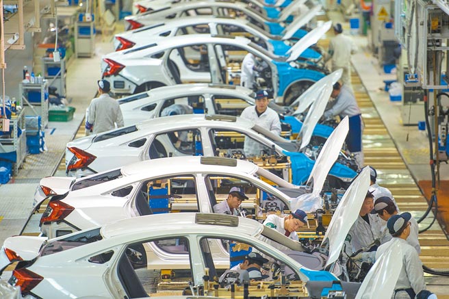 車用晶片缺口擴大，衝擊奧迪、福斯等多家大廠產線，國產車廠也難倖免。圖為位於大陸汽車組裝廠。（美聯社）