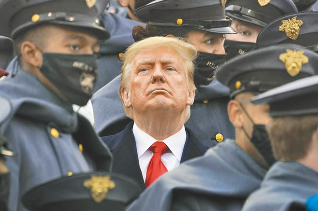 已卸任返回佛州的美國前總統川普，其彈劾案還未結束。美國眾議院25日將彈劾案送交參議院審議。圖為去年12月12日，川普前往紐約州西點軍校，站在一群軍校生當中。（美聯社）