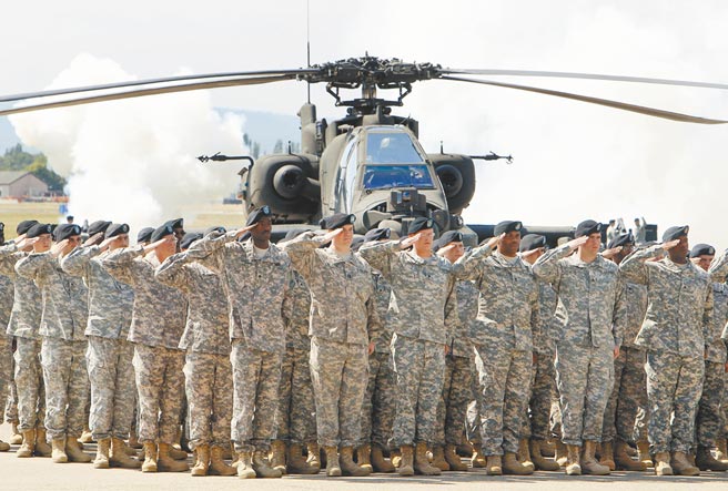 美國陸軍第一裝甲師官兵在德國威斯巴登美軍機場列隊接受校閱。美國總統拜登已簽署命令，廢除川普政府限制變性人服役的規定，允許跨性別者從軍。（美聯社）