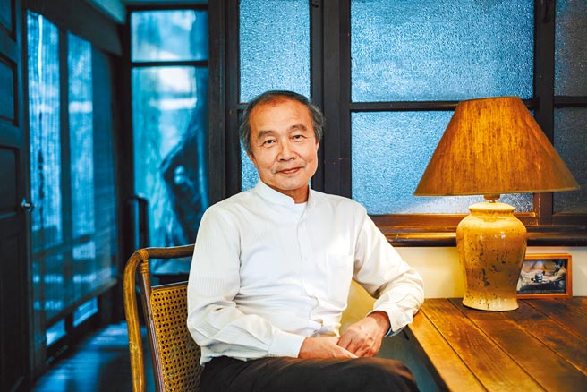 作家杨渡细数年少时的禁书经验，认为台湾缺了一只左眼，造成强烈的孤儿感。(郭吉铨摄)