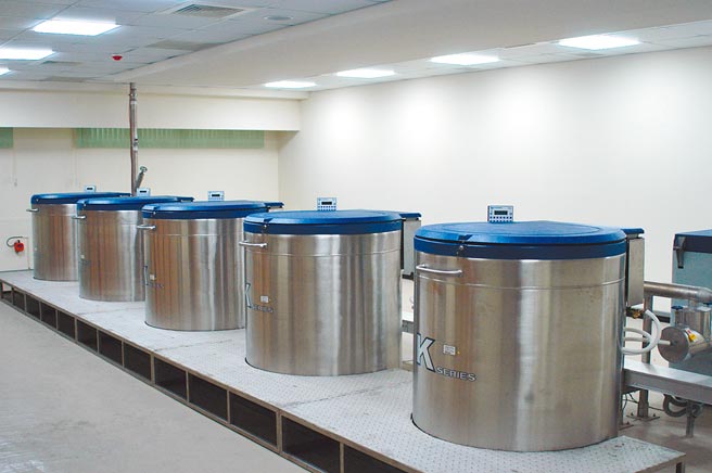 农委会畜试所种原保存库大型自动充填液氮储存槽。（农委会畜试所提供／刘秀芬台南传真）