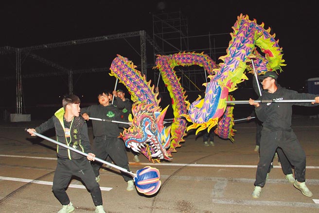苗栗龙为地方年度盛事，今年因应疫情影响，苗栗市公所宣布停办踩街、龙之夜。（何冠娴摄）