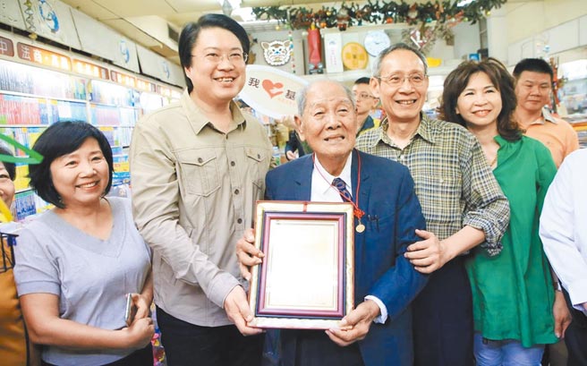 自立書店創辦人陳上惠（中）1945年隨部隊來台，在義二路開設自立書店，長年以來在基隆深耕。（基隆市政府提供／陳彩玲基隆傳真）