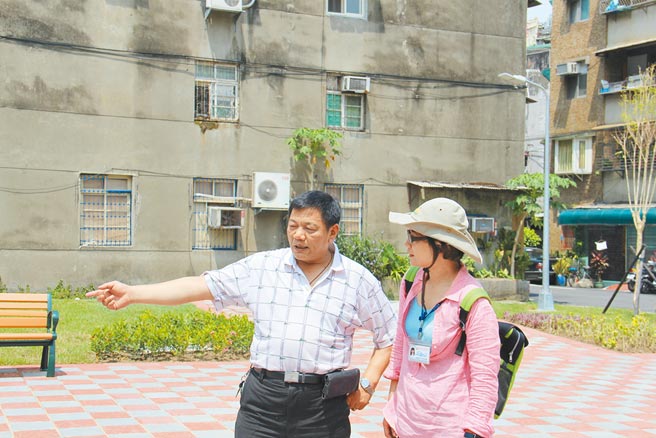 台北市万华区孝德里前里长游尧堂（左）与妻子徐咏芬，被控浮报里民活动场所租金，11年诈领补助金67万余元，台北地院依利用职务机会诈取财物罪判游7年6月徒刑、判徐3年8月徒刑。（取自台北市政府公灯处新闻稿）